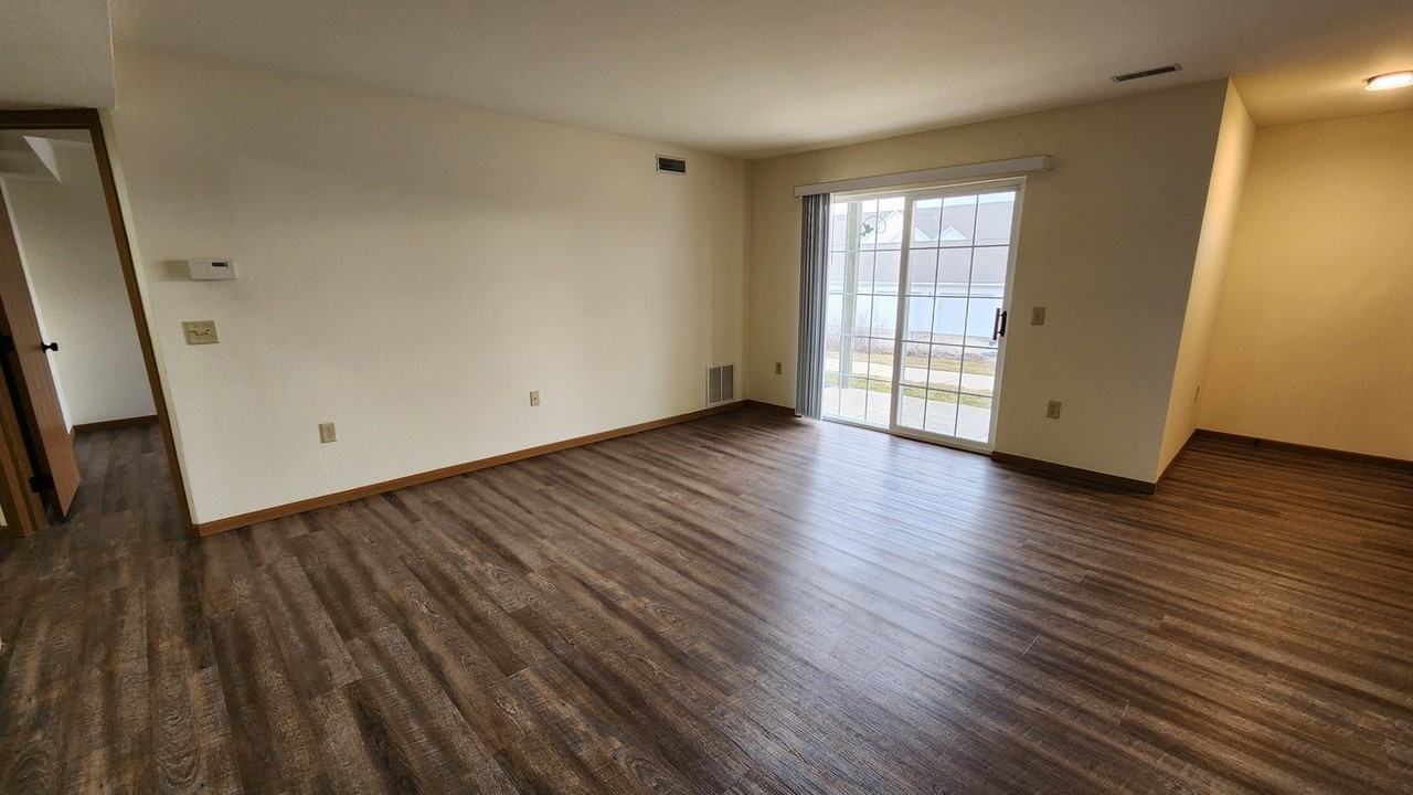 1555 Commonwealth Dr - Photo 3 of 11