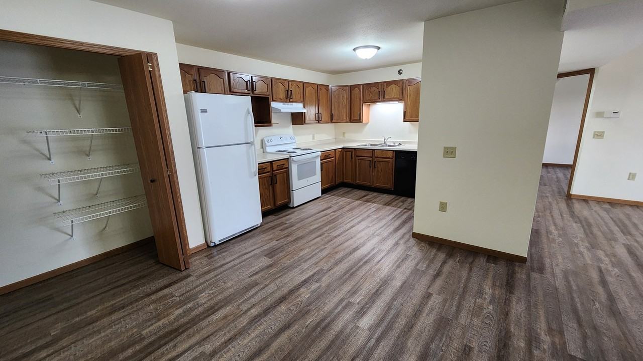 1555 Commonwealth Dr - Photo 4 of 11