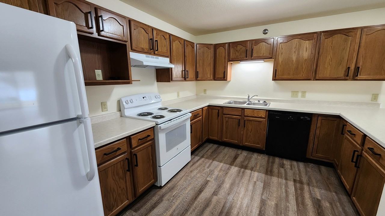 1555 Commonwealth Dr - Photo 5 of 11
