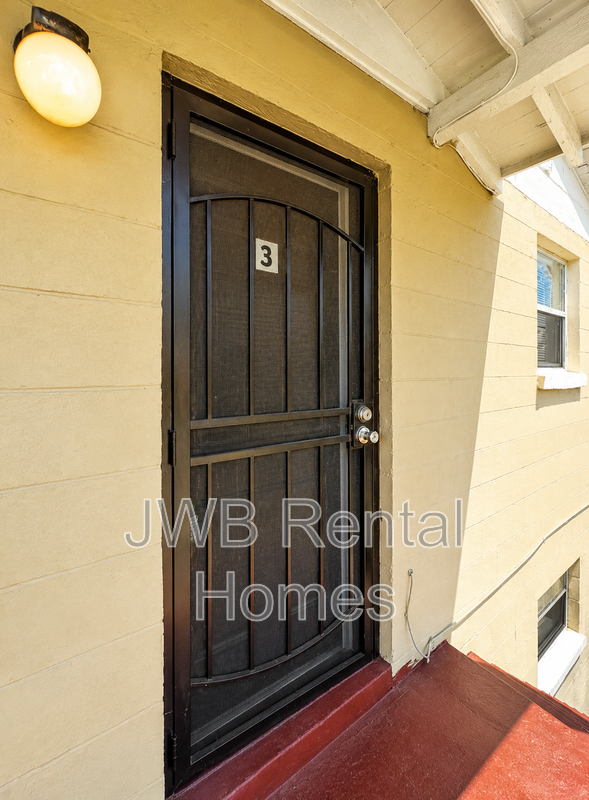 1530 W 21st St #3 - Photo 2 of 19