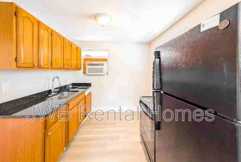 1530 W 21st St #3 - Photo 4 of 19