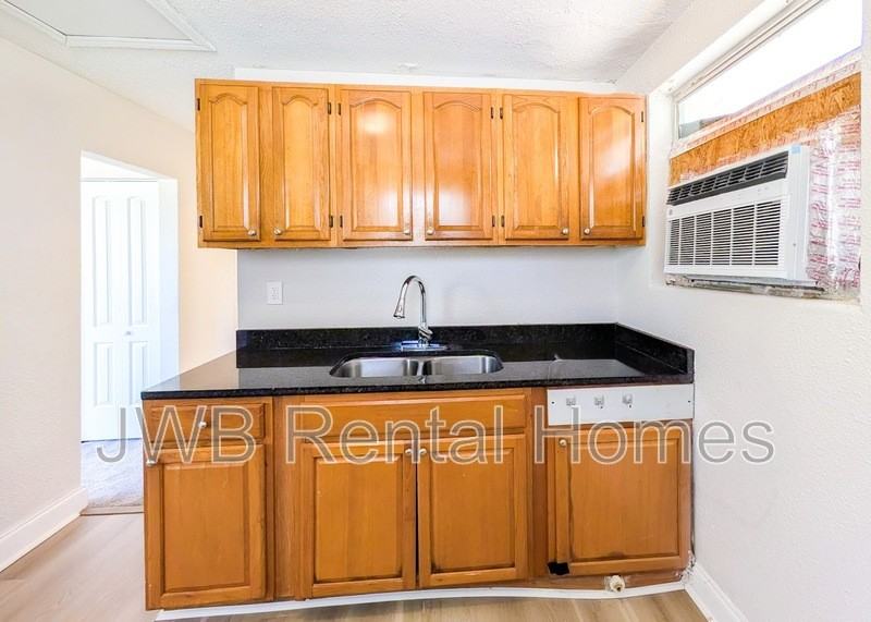 1530 W 21st St #3 - Photo 6 of 19
