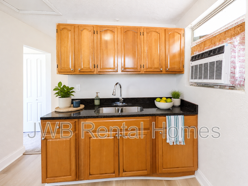 1530 W 21st St #3 - Photo 7 of 19