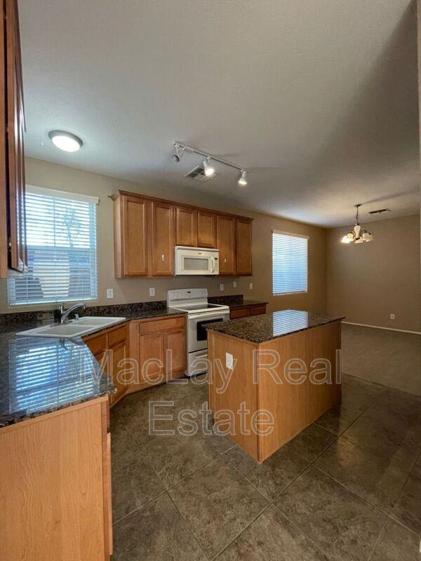 10024 E Isleta Ave - Photo 7 of 26