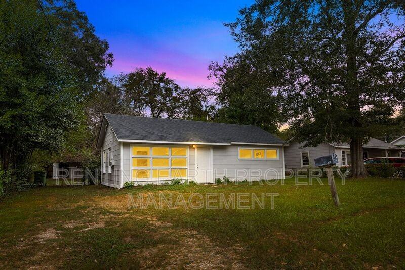 341 Chisholm St - Photo 2 of 15