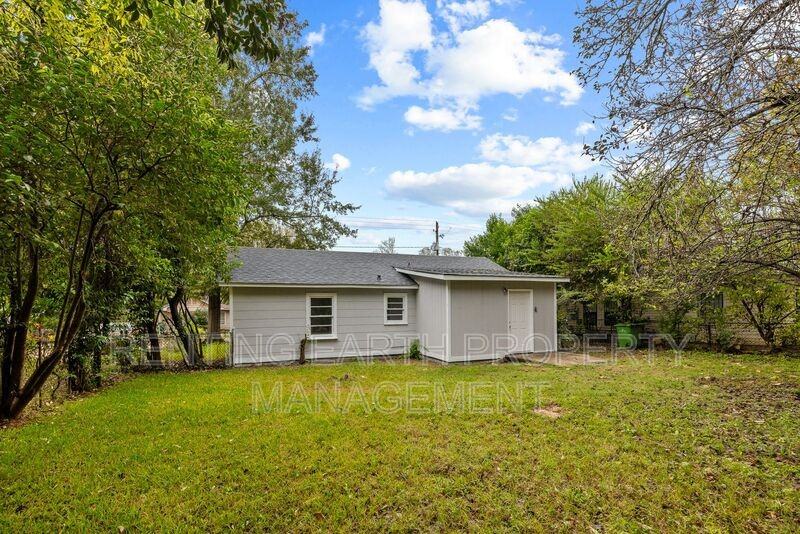 341 Chisholm St - Photo 5 of 15