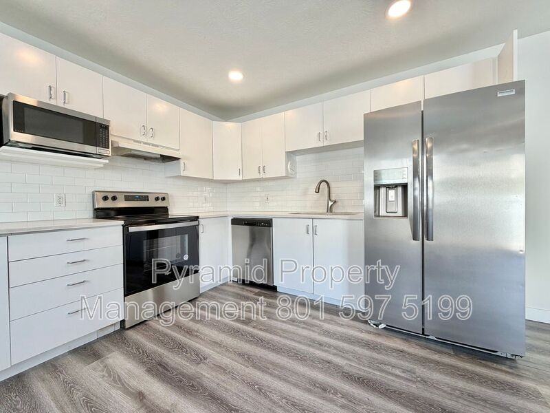 3178 S St #B - Photo 3 of 19