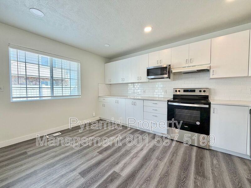 3178 S St #B - Photo 4 of 19