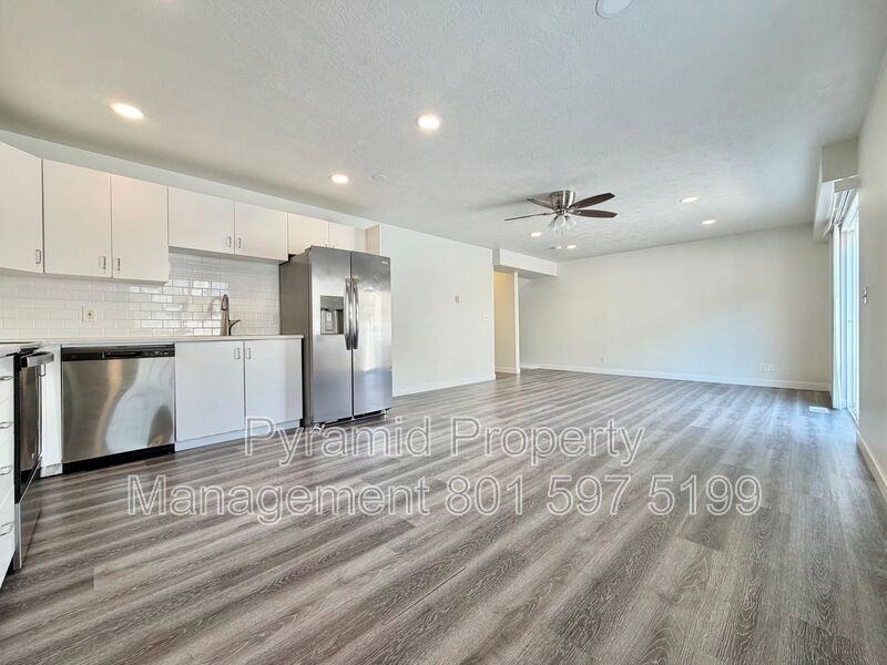 3178 S St #B - Photo 5 of 19