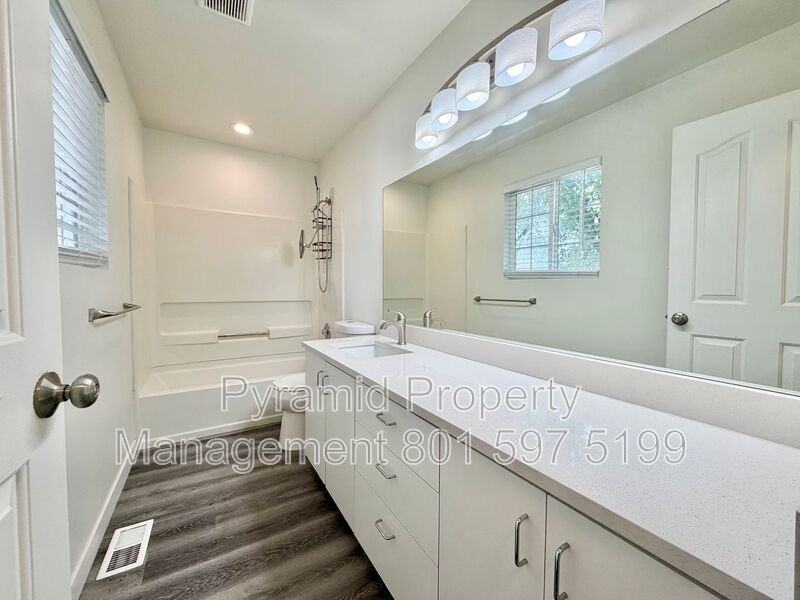 3178 S St #B - Photo 7 of 19