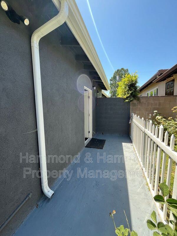 4447 Babcock Ave - Photo 4 of 17