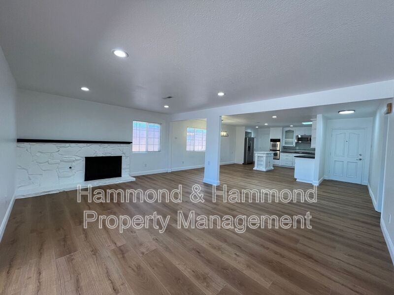 16944 Superior St - Photo 2 of 27