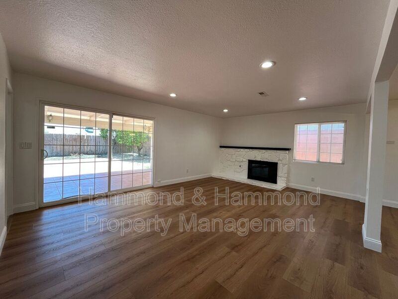 16944 Superior St - Photo 3 of 27