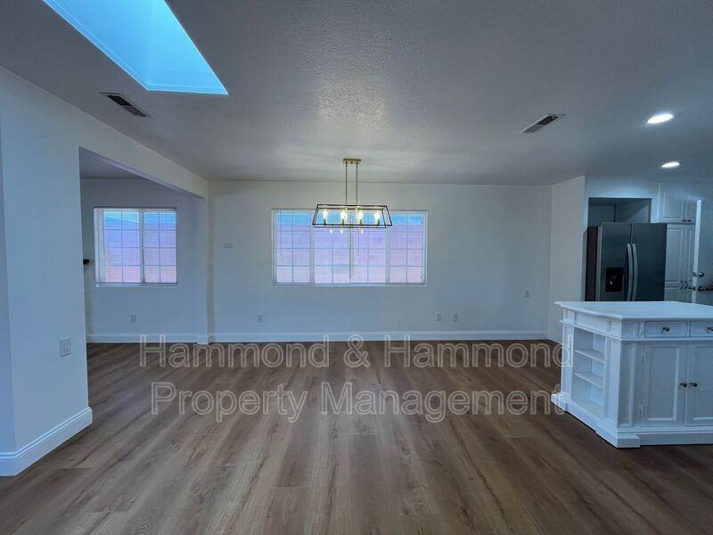 16944 Superior St - Photo 4 of 27