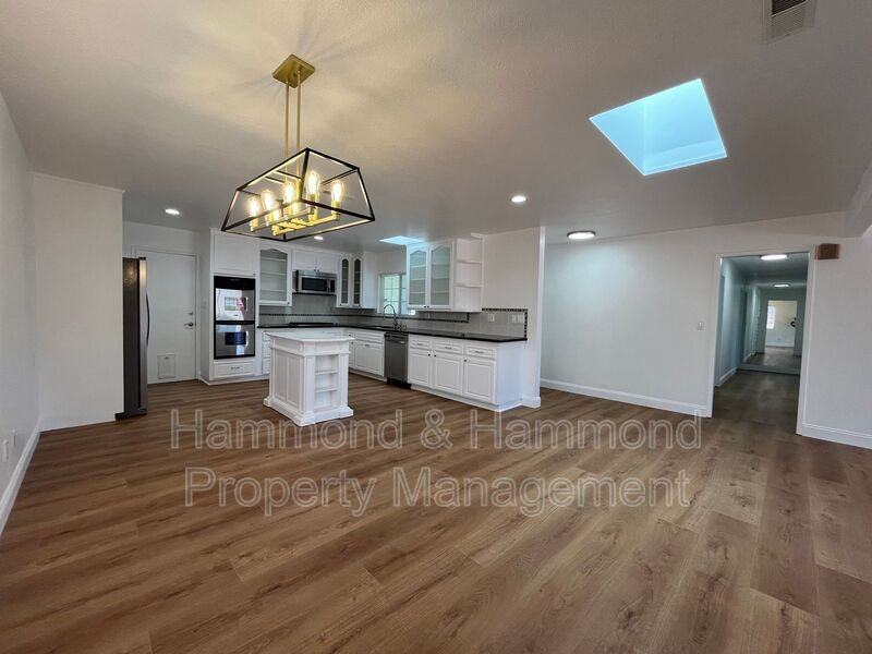 16944 Superior St - Photo 5 of 27