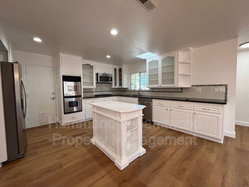 16944 Superior St - Photo 6 of 27