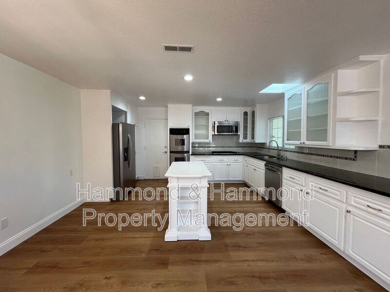 16944 Superior St - Photo 7 of 27