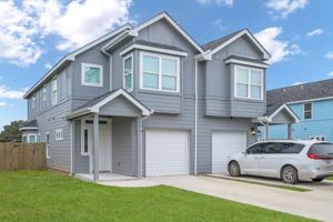 featured image of 1004 E Fannin St