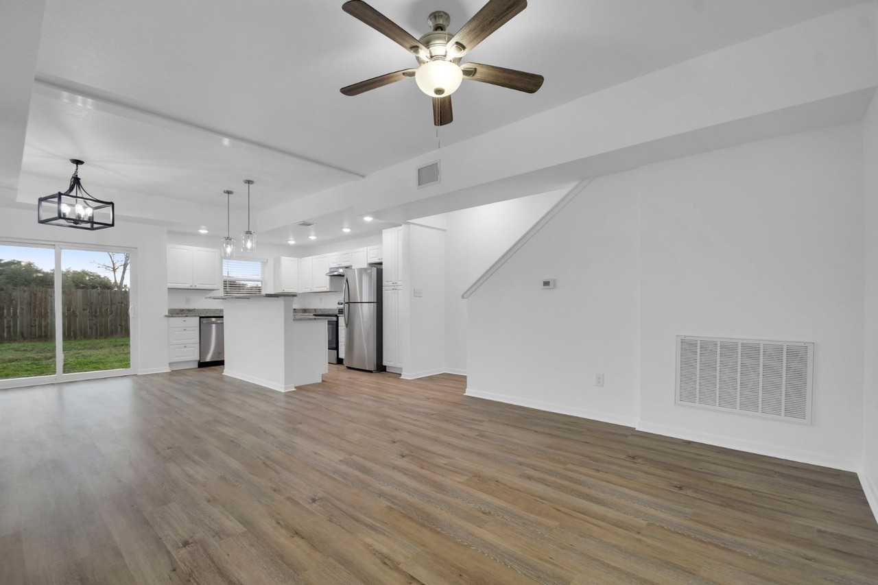 1004 E Fannin St - Photo 2 of 10