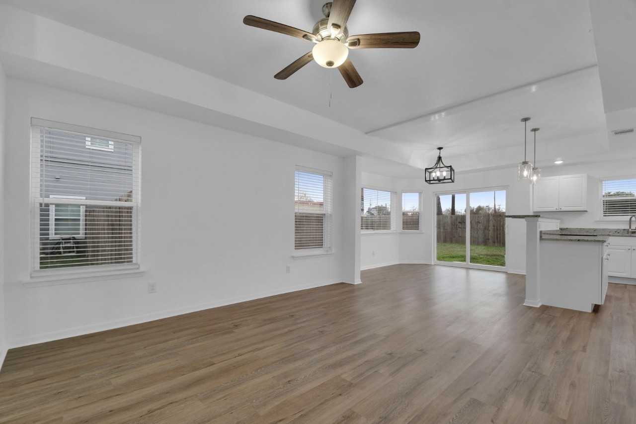 1004 E Fannin St - Photo 3 of 10