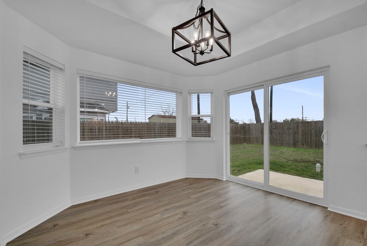 1004 E Fannin St - Photo 7 of 10