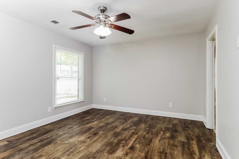 323 Huntsmoor Dr - Photo 5 of 16