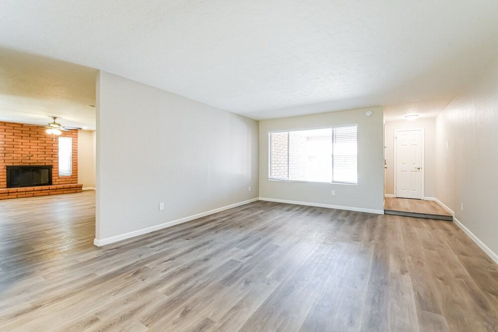 301 E Keogh Dr - Photo 3 of 16