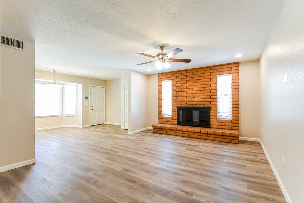 301 E Keogh Dr - Photo 4 of 16