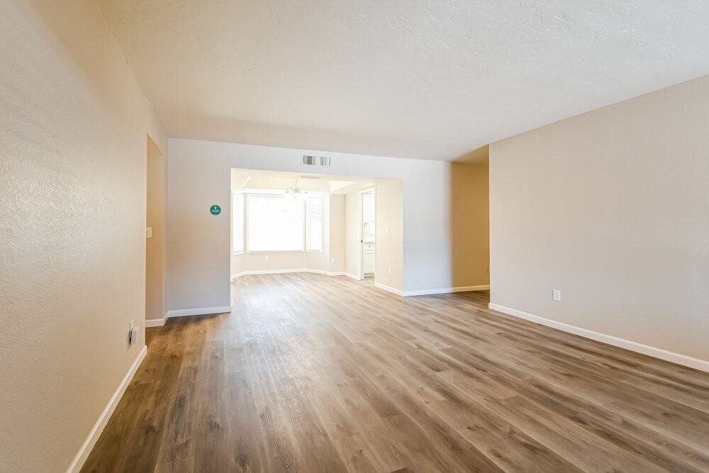301 E Keogh Dr - Photo 5 of 16