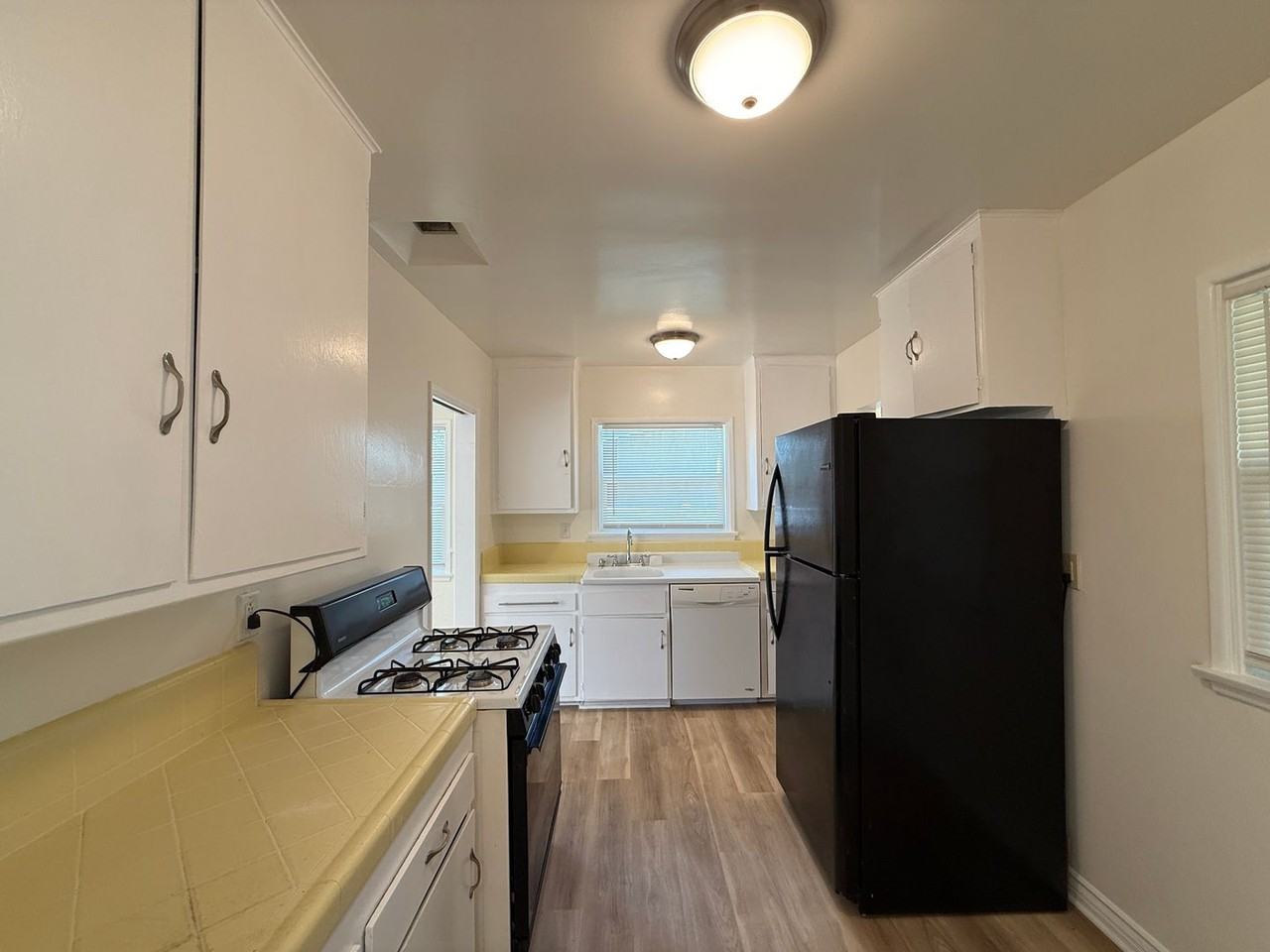 2862 Knoxville Ave - Photo 3 of 17