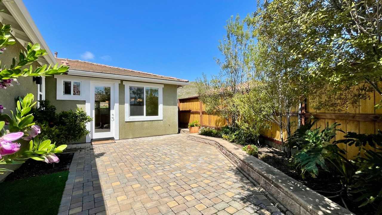 425 Junipero Way - Photo 6 of 17