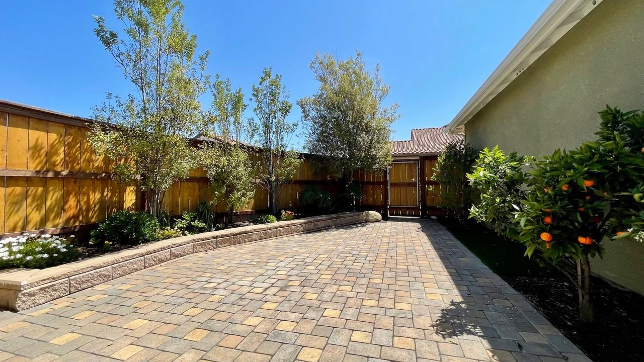425 Junipero Way - Photo 7 of 17