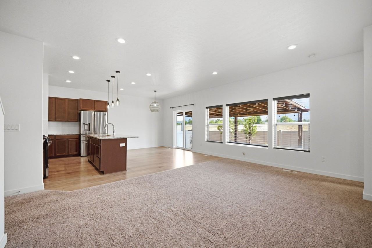 394 W Parkway Dr - Photo 2 of 37