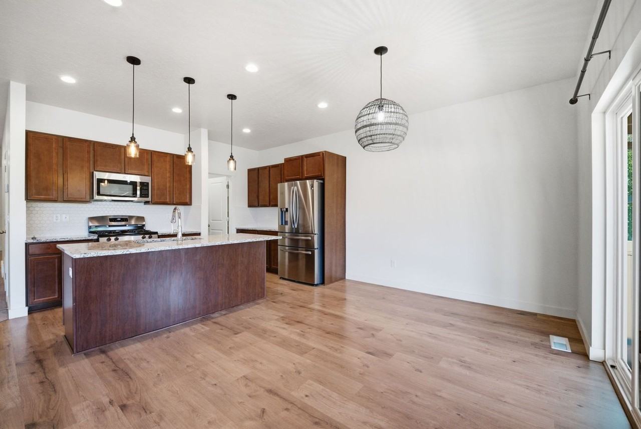 394 W Parkway Dr - Photo 3 of 37