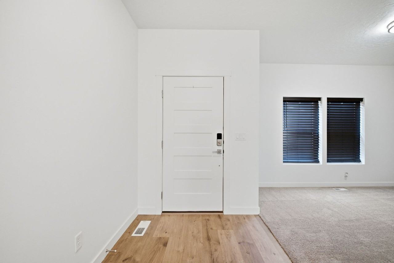 394 W Parkway Dr - Photo 4 of 37