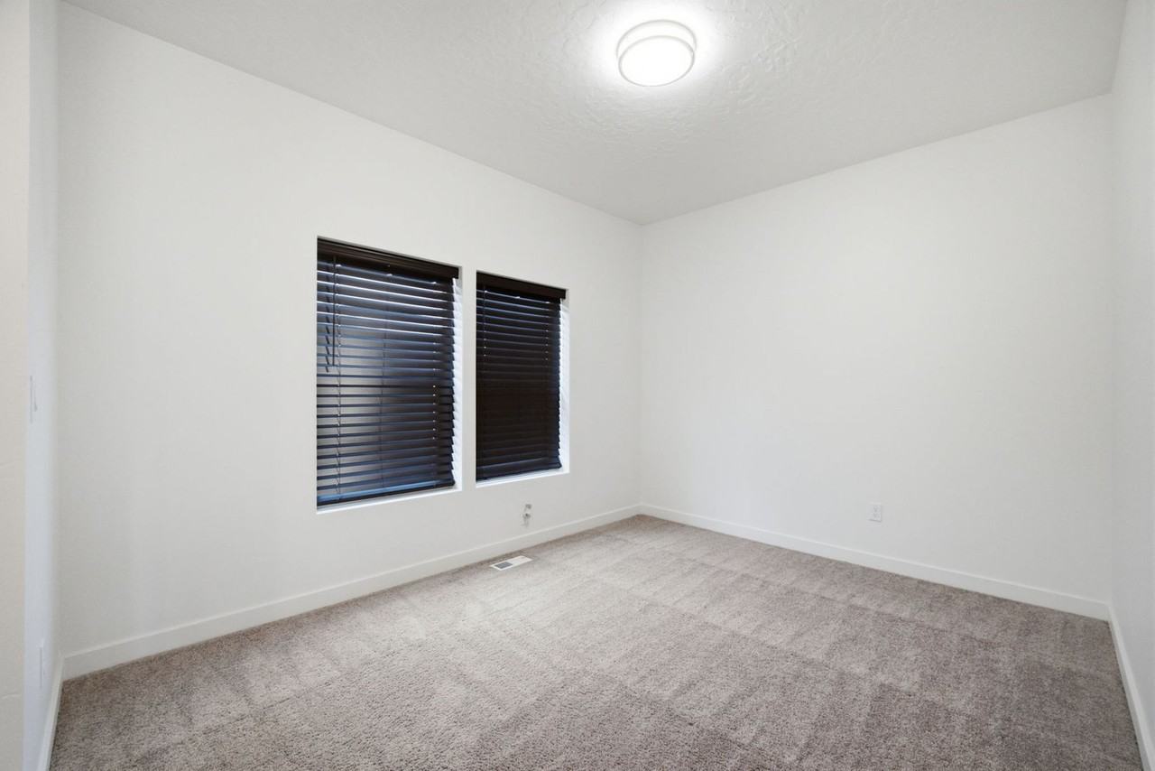 394 W Parkway Dr - Photo 5 of 37
