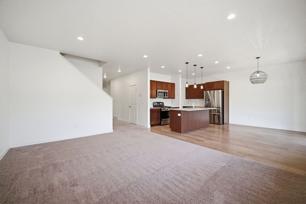 394 W Parkway Dr - Photo 6 of 37