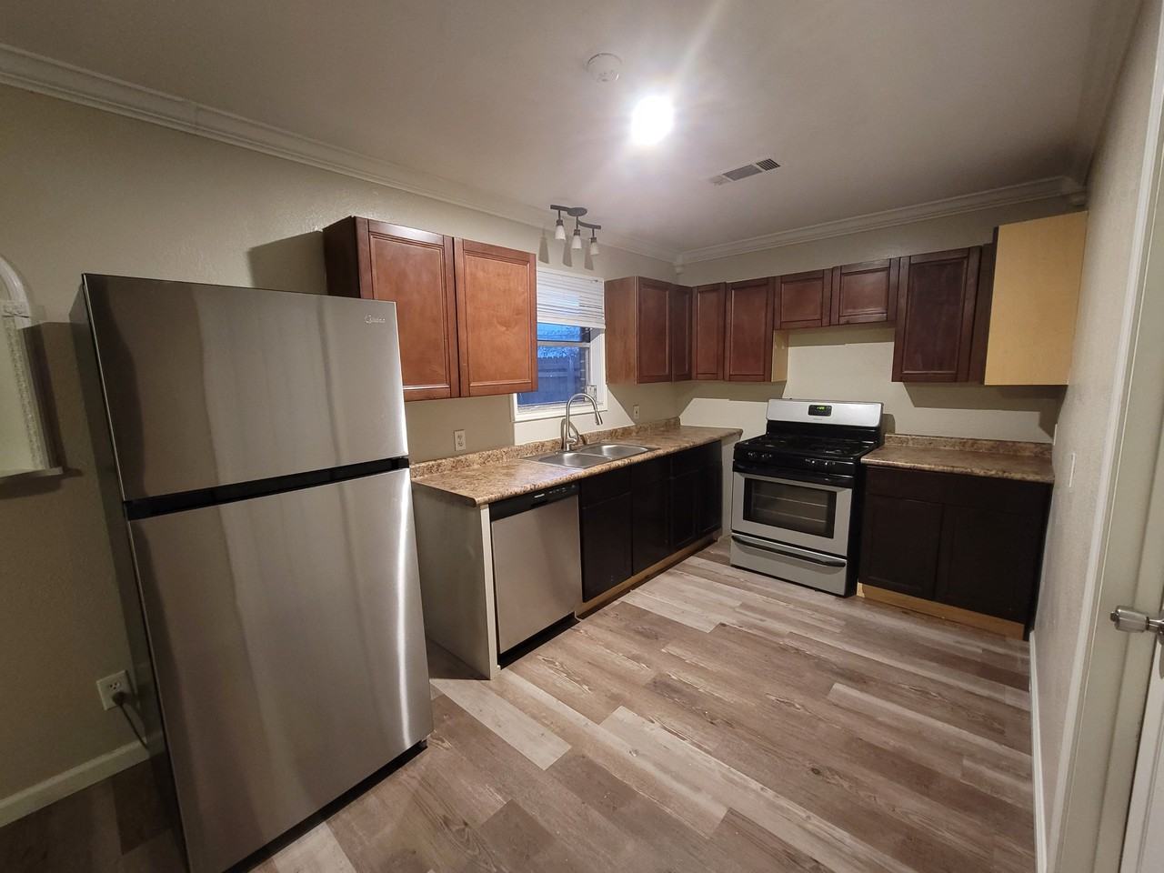 805 Lamar St - Photo 6 of 12
