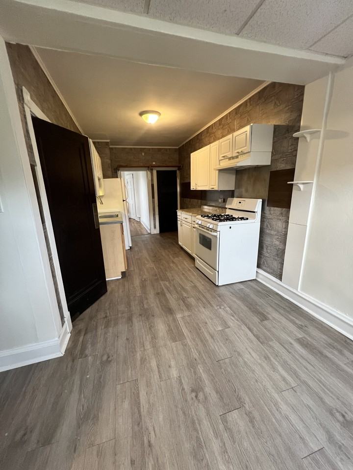 106 W 35th St - Photo 4 of 11