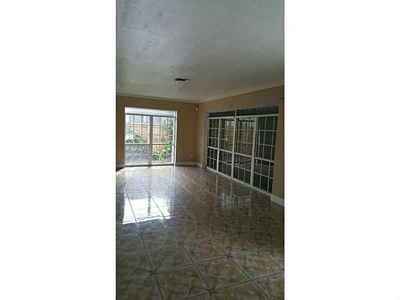 18090 NE 9th Pl - Photo 3 of 6