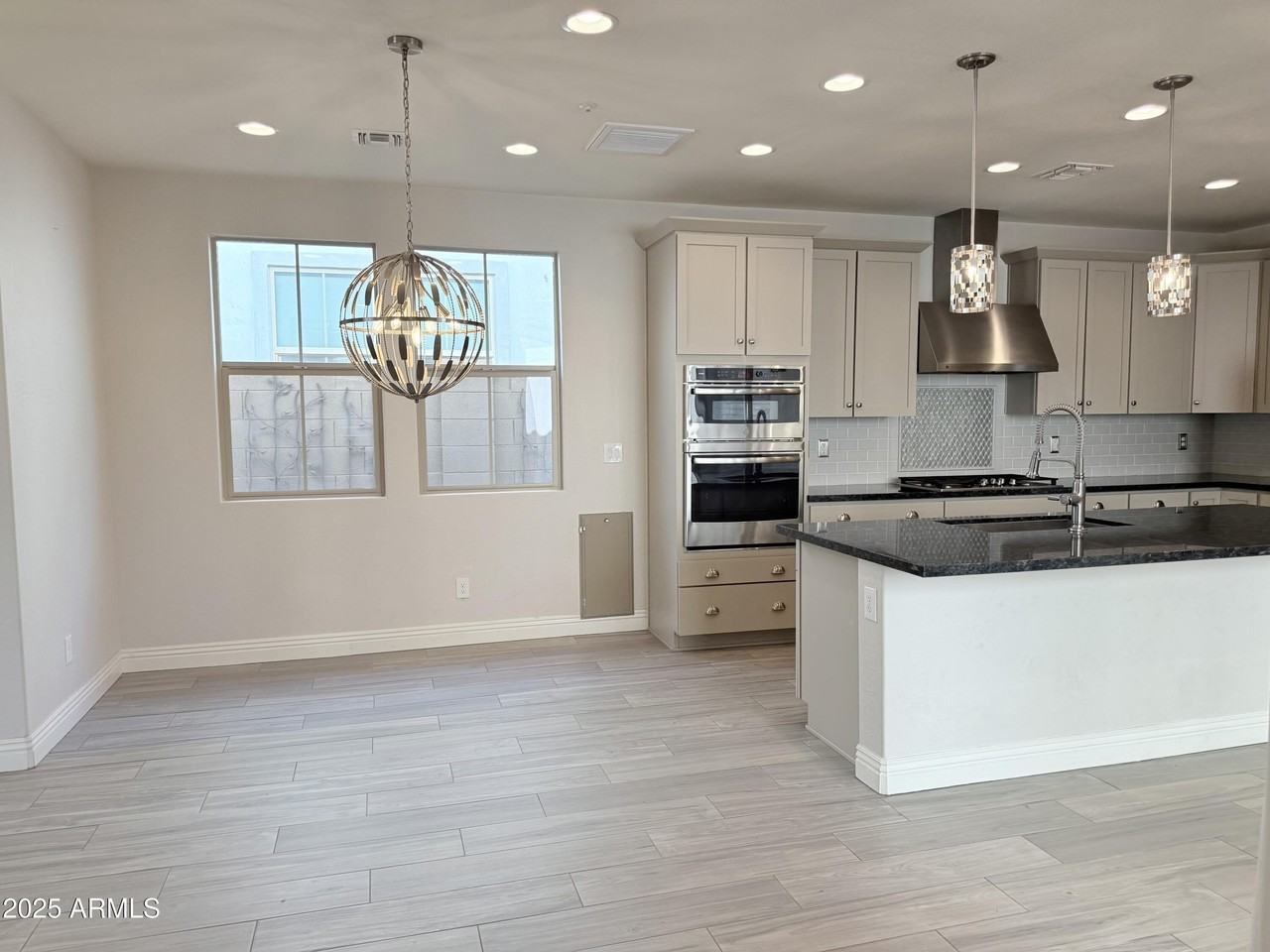 2366 W Gloria Ln - Photo 4 of 50