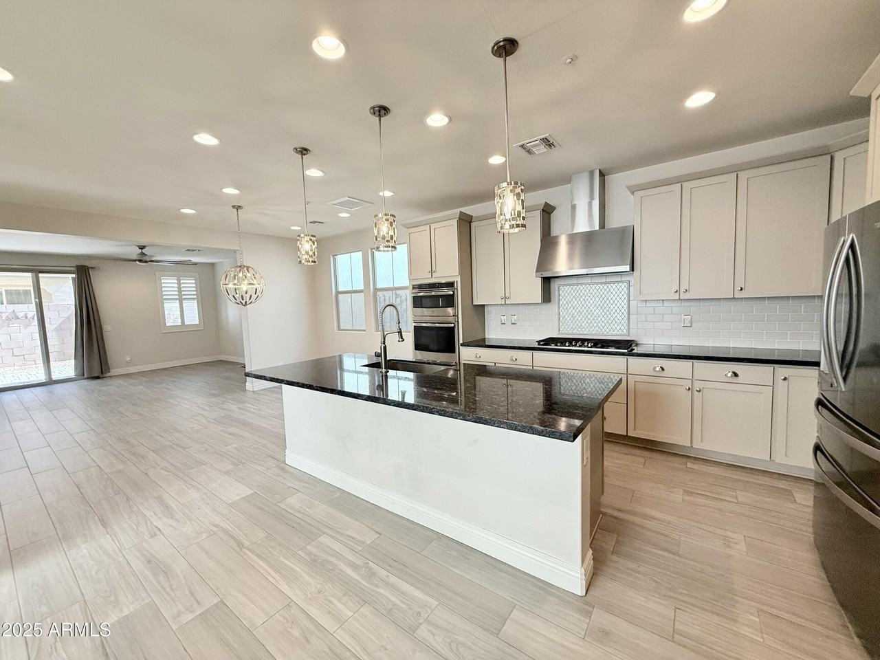 2366 W Gloria Ln - Photo 5 of 50