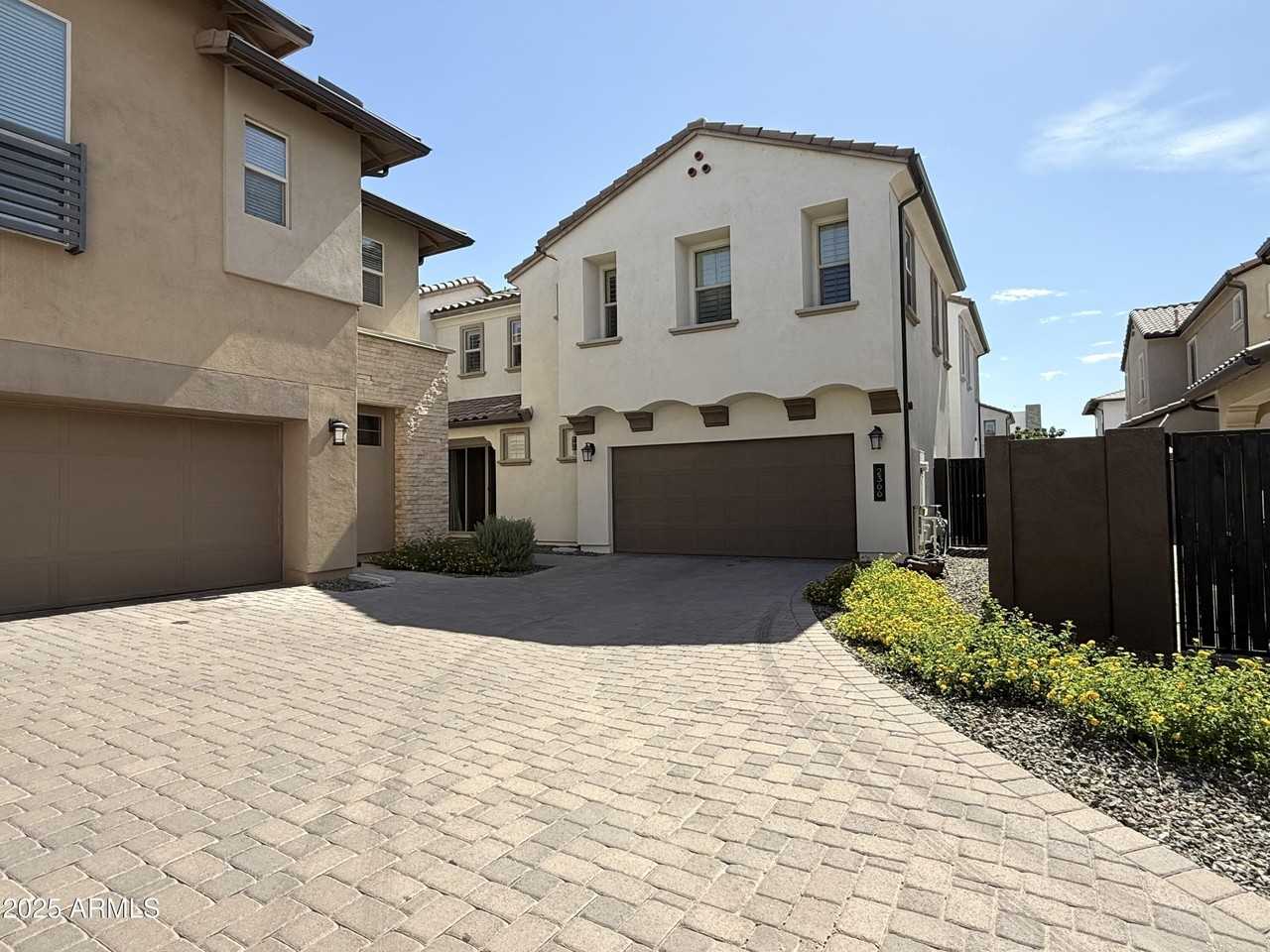 2366 W Gloria Ln - Photo 6 of 50
