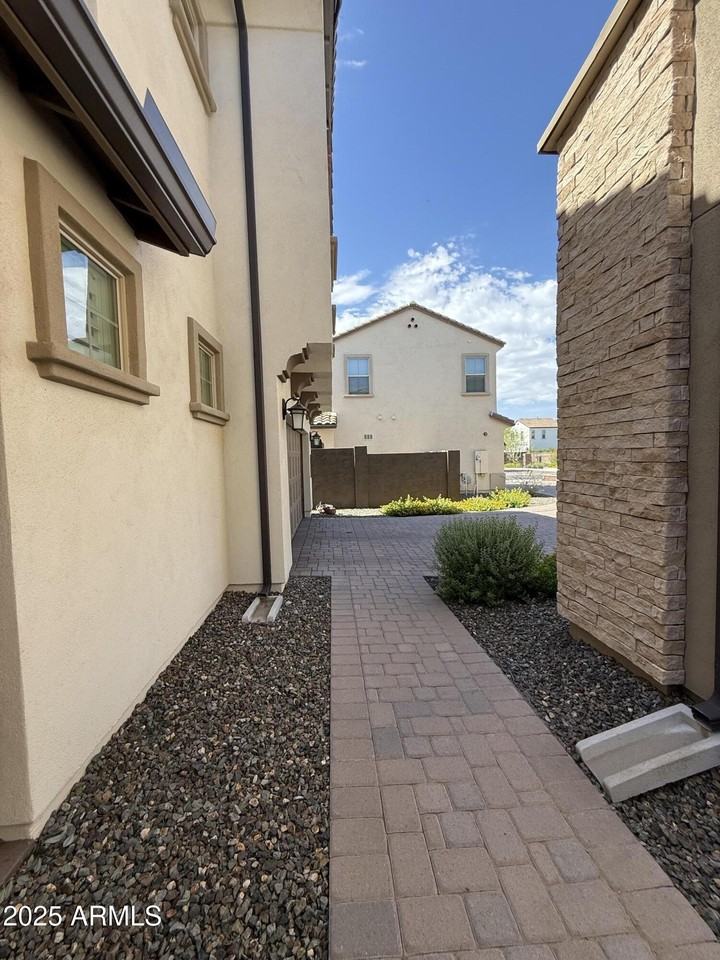 2366 W Gloria Ln - Photo 7 of 50