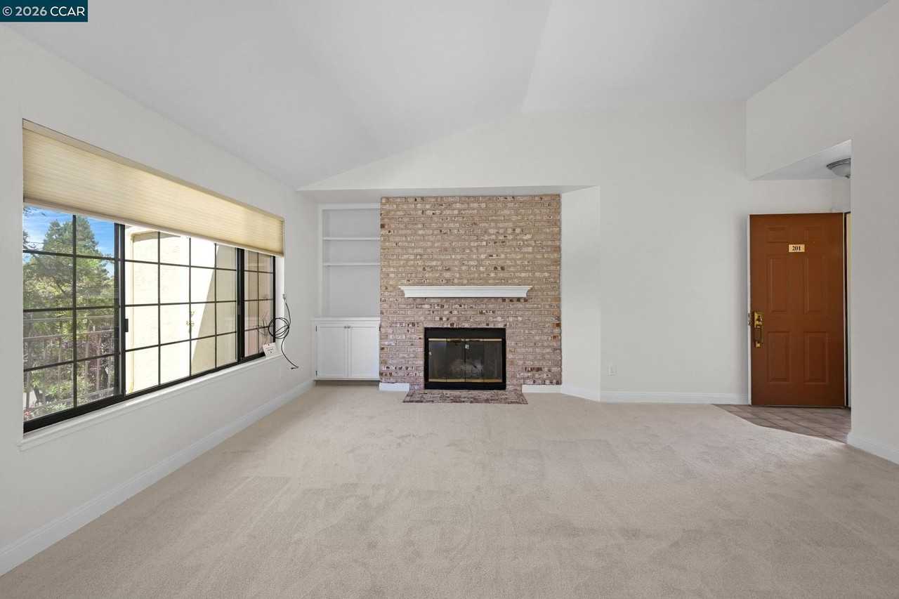 5012 Lakeview Dr - Photo 3 of 35