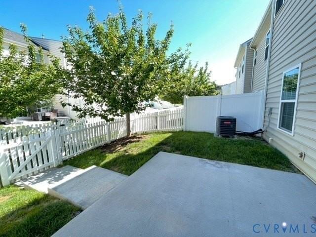8107 Creekside Village Dr - Photo 5 of 35