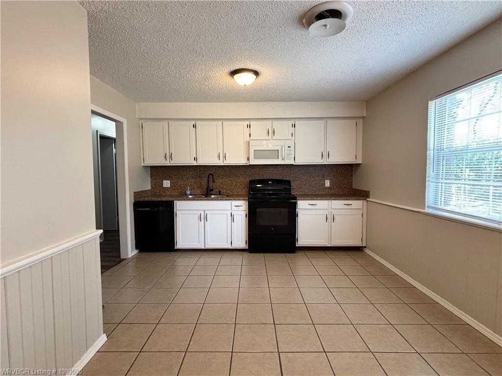 1107 N St - Photo 4 of 12