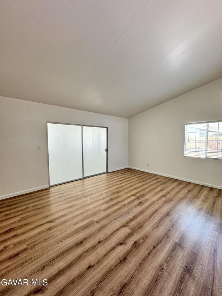 21325 Bancroft Ct - Photo 3 of 18
