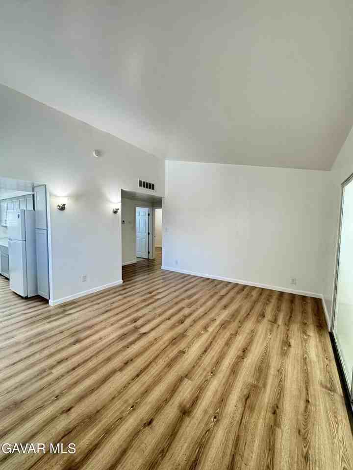 21325 Bancroft Ct - Photo 4 of 18