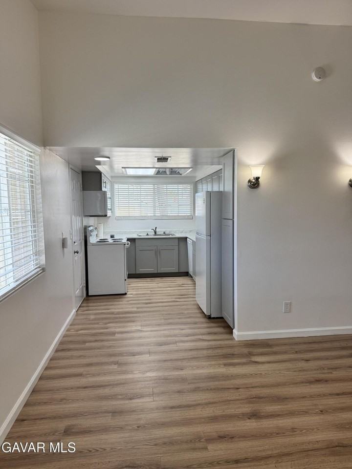 21325 Bancroft Ct - Photo 5 of 18